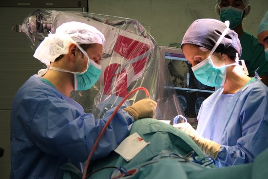 Surgeons operate on a patient with anorexia at the Hospital del Mar (courtesy of Hospital del Mar, July 12 2018)